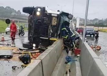 Motorista de caminhão fica ferido em tombamento na Rodovia dos Minérios