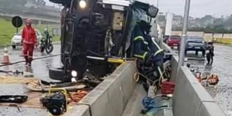 Motorista de caminhão fica ferido em tombamento na Rodovia dos Minérios