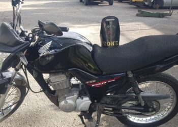 Com moto furtada, criminoso tenta dar pinote da RONE, leva capote e vai em cana