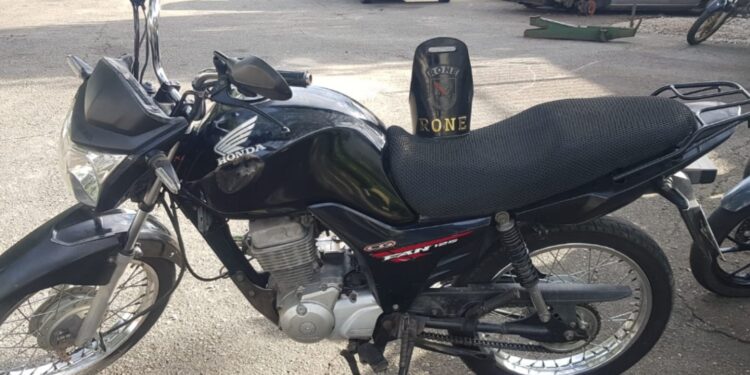 Com moto furtada, criminoso tenta dar pinote da RONE, leva capote e vai em cana