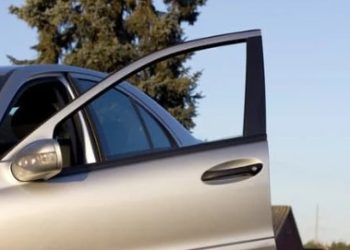 Motorista abriu a porta do carro estacionado e bateu no meu veículo. De quem é a culpa?