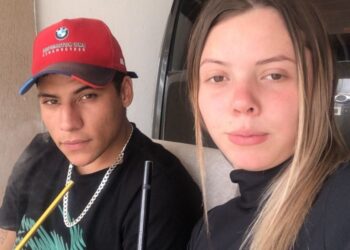 Casal é assassinado a tiros dentro de carro em Curitiba; rapaz que foi executado utilizava tornozeleira eletrônica
