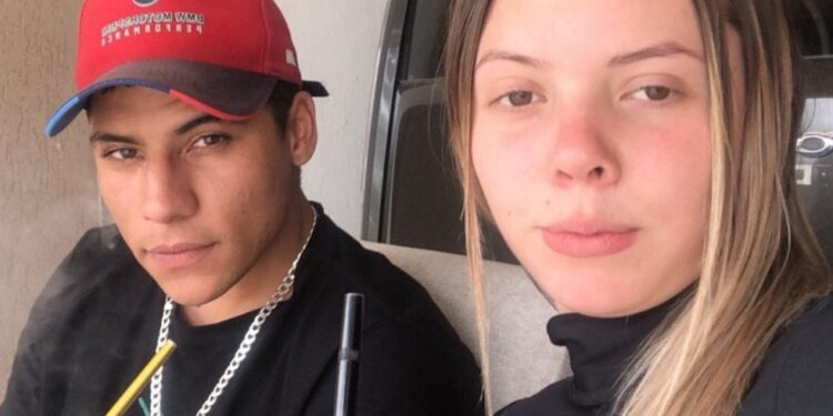 Casal é assassinado a tiros dentro de carro em Curitiba; rapaz que foi executado utilizava tornozeleira eletrônica