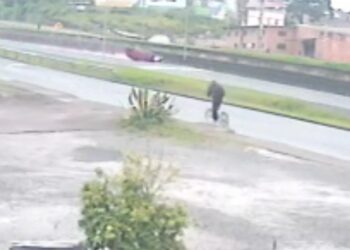 Câmeras flagram carro capotando na BR-116 na região metropolitana de Curitiba, veja o vídeo