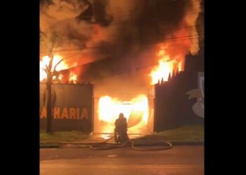 Incêndio destrói borracharia em Colombo; fogo assustou moradores, veja o vídeo