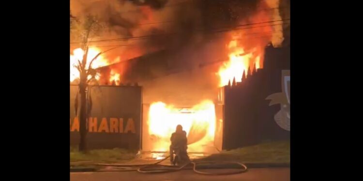 Incêndio destrói borracharia em Colombo; fogo assustou moradores, veja o vídeo