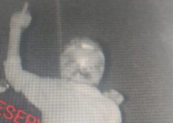 Com mandado de prisão em aberto e pilotando moto com várias pendências, indivíduo mostra o dedo para câmera da GM e vai em cana