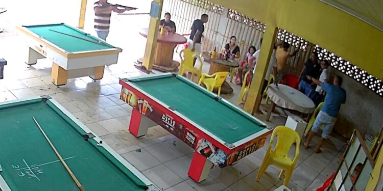 Após derrota em jogo de sinuca, homens armados com calibre 12 e pistola retornam em bar e matam sete pessoas, veja o vídeo
