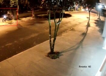 Câmera registra criminoso em moto atirando em escritório de advocacia, veja o vídeo