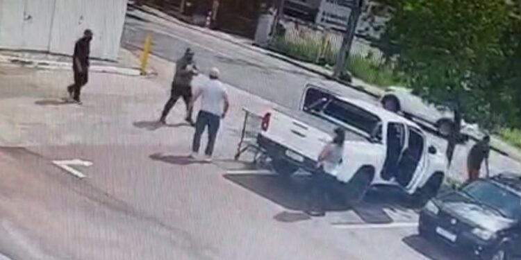 Criminoso com tornozeleira eletrônica rouba caminhonete e ao ser preso pela RONE, ameaça os policiais de morte, veja o vídeo