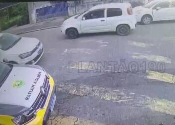 Câmeras registram momento que baleados colidem carro em frente à viatura da PM em Colombo, veja o vídeo