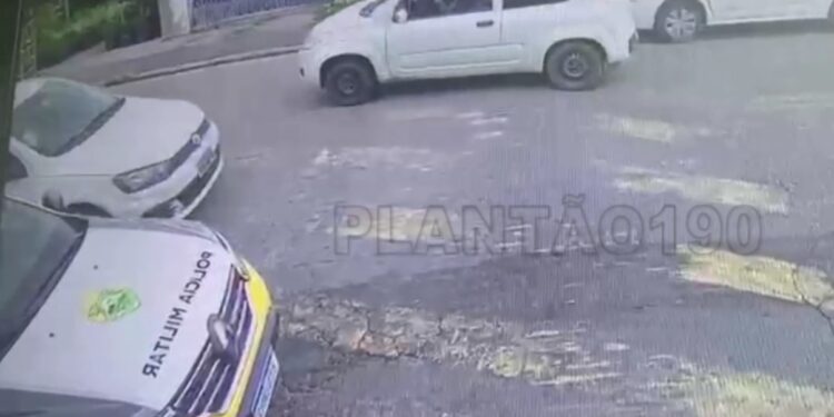 Câmeras registram momento que baleados colidem carro em frente à viatura da PM em Colombo, veja o vídeo