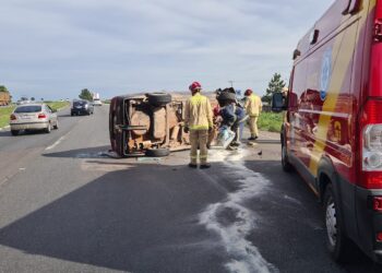 Motorista colide contra mureta e capota carro no Contorno Sul em Curitiba, veja o vídeo