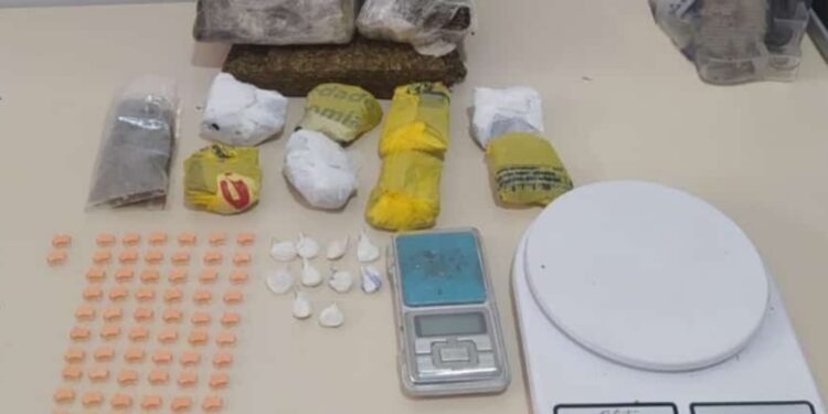 Menores são apreendidos e policiais apreendem drogas no Xaxim