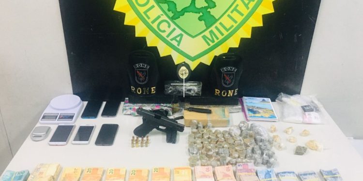Polícia Militar prende homem com mandado de prisão em aberto por tráfico de drogas