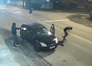 Câmera registra criminosos abrindo fogo e ferindo rapaz no Cajuru, veja o vídeo