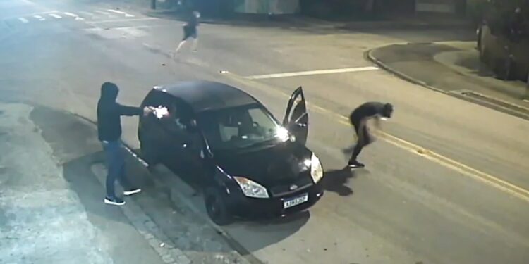 Câmera registra criminosos abrindo fogo e ferindo rapaz no Cajuru, veja o vídeo