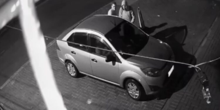 Câmera registra criminosos roubando carro em Almirante Tamandaré, veja o vídeo