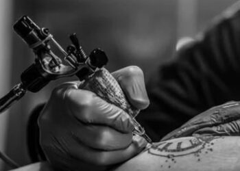 Polícia investiga caso de vítima que teria morrido após fazer tatuagem em Curitiba