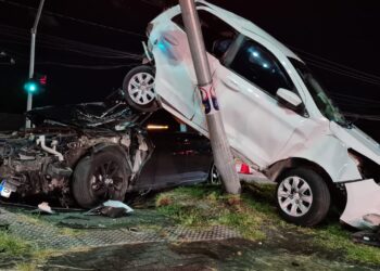 Após colisão, carro fica escorado em semáforo em cima de outro veículo na Linha Verde, veja o vídeo