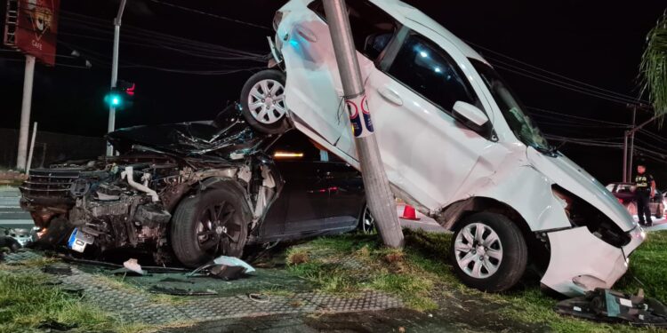 Após colisão, carro fica escorado em semáforo em cima de outro veículo na Linha Verde, veja o vídeo