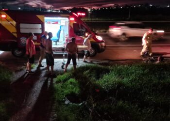 Homem em bicicleta tenta atravessar o Contorno Sul e acaba atropelado, veja o vídeo