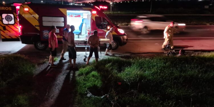 Homem em bicicleta tenta atravessar o Contorno Sul e acaba atropelado, veja o vídeo