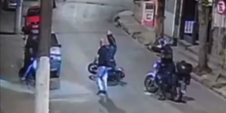 Guarda Municipal flagra assalto, salva vítima e mata dupla de marginais; Veja o vídeo