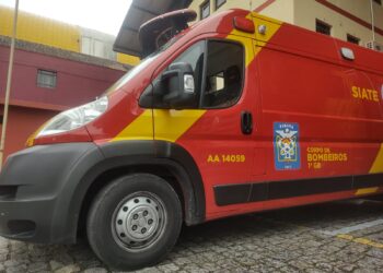 Rapaz é reanimado e socorrido em estado grave após confusão em estacionamento de bar