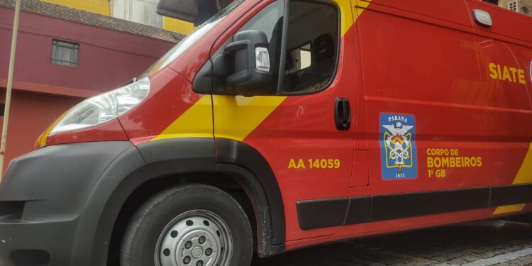 Rapaz é reanimado e socorrido em estado grave após confusão em estacionamento de bar