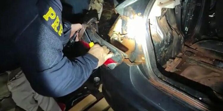 PRF apreende no Paraná carro recheado com maconha