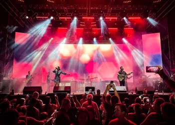 Público vibra com Maria Cecília & Rodolfo em shows gratuitos no Litoral