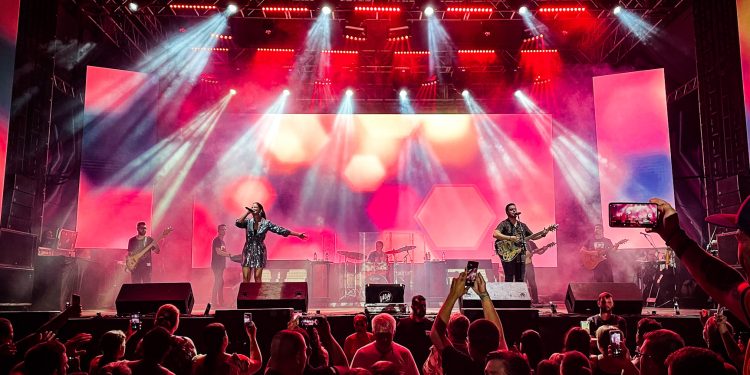 Público vibra com Maria Cecília & Rodolfo em shows gratuitos no Litoral