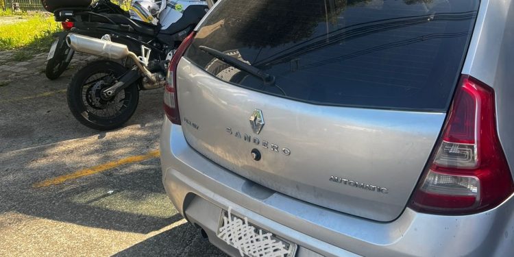 Polícia Militar apreende veículo com mais de R$ 600 mil em débitos vencidos, em Curitiba