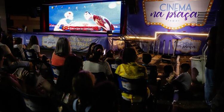 Semana tem sessões gratuitas de cinema em praças de Curitiba