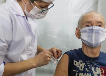 Curitiba começa neste sábado a vacinação bivalente para idosos nascidos até 1938