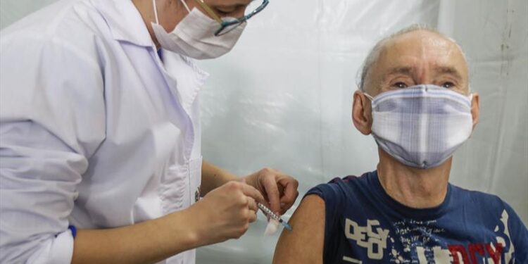 Curitiba começa neste sábado a vacinação bivalente para idosos nascidos até 1938