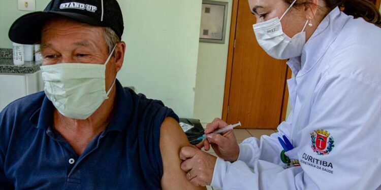 Saúde de Curitiba amplia convocação da vacina bivalente para pessoas de 65 anos ou mais