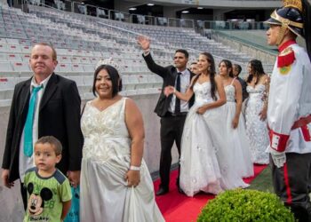 Casamento coletivo teve 1.128 casais e noiva que deixou cerimônia para ter bebê