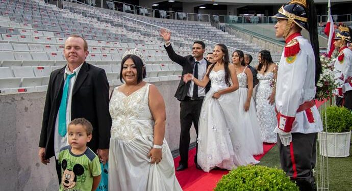 Casamento coletivo teve 1.128 casais e noiva que deixou cerimônia para ter bebê