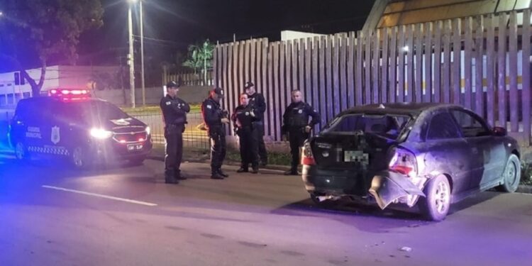 Marginais que furtavam fiação fogem da Guarda Municipal e colidem carro durante a fuga