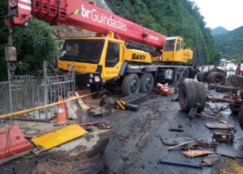 Na BR-277, motorista de carreta invade área de obras na descida da serra e atinge guindaste
