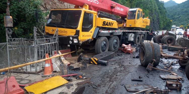 Na BR-277, motorista de carreta invade área de obras na descida da serra e atinge guindaste