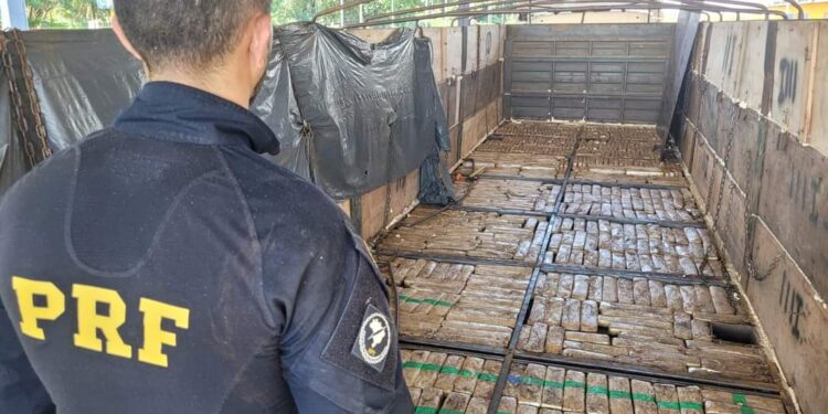 PRF apreende 1500 quilos de maconha em assoalho falso de carreta no Paraná