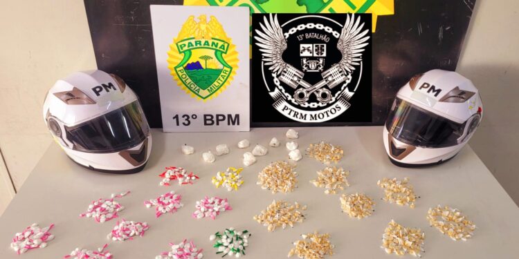 Casal sofre acidente de moto e policial militar encontra porções de crack e cocaína