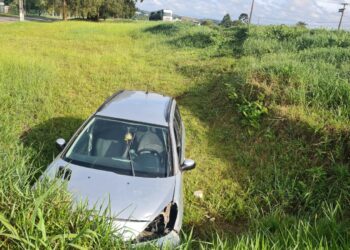 Bombeiros são acionados para capotamento no Contorno Sul e encontram motorista dormindo no carro
