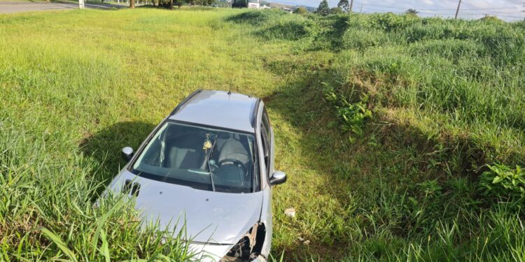 Bombeiros são acionados para capotamento no Contorno Sul e encontram motorista dormindo no carro