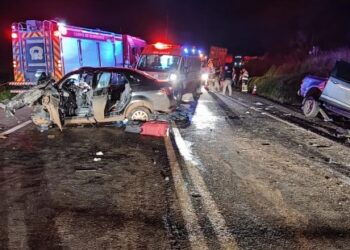 Colisão entre dois carros e um caminhão deixa 2 mortos e 3 feridos, na BR-277