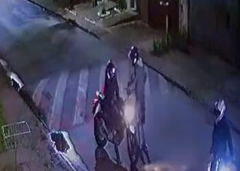 Dupla rouba moto à mão armada na RMC; Veja o vídeo