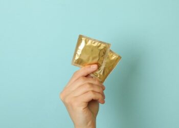 Mulher encontra camisinha na calça do marido e caso vai parar na delegacia